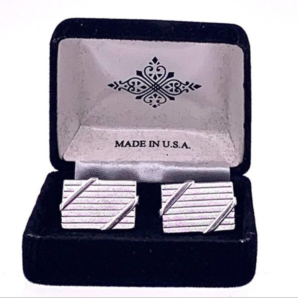 silver tone‎ Cuff Links with toggle closure.